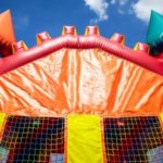 Comment vous amusez dans des jeux gonflables ? Jeux d'enfants dans jeux gonflables