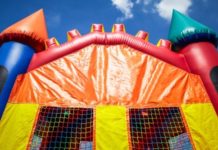 Comment vous amusez dans des jeux gonflables ? Jeux d'enfants dans jeux gonflables